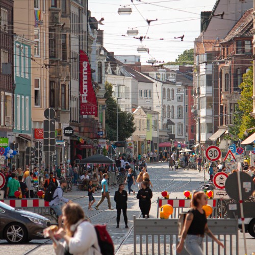 Gesperrter Straßenknotenpunkt am Steintor während des Viertelsamstags mit Barrieren und vielen Menschen