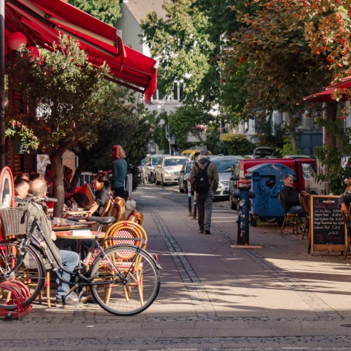 Außenbereich des Café Bar Tabac im Steintor mit Gästen
